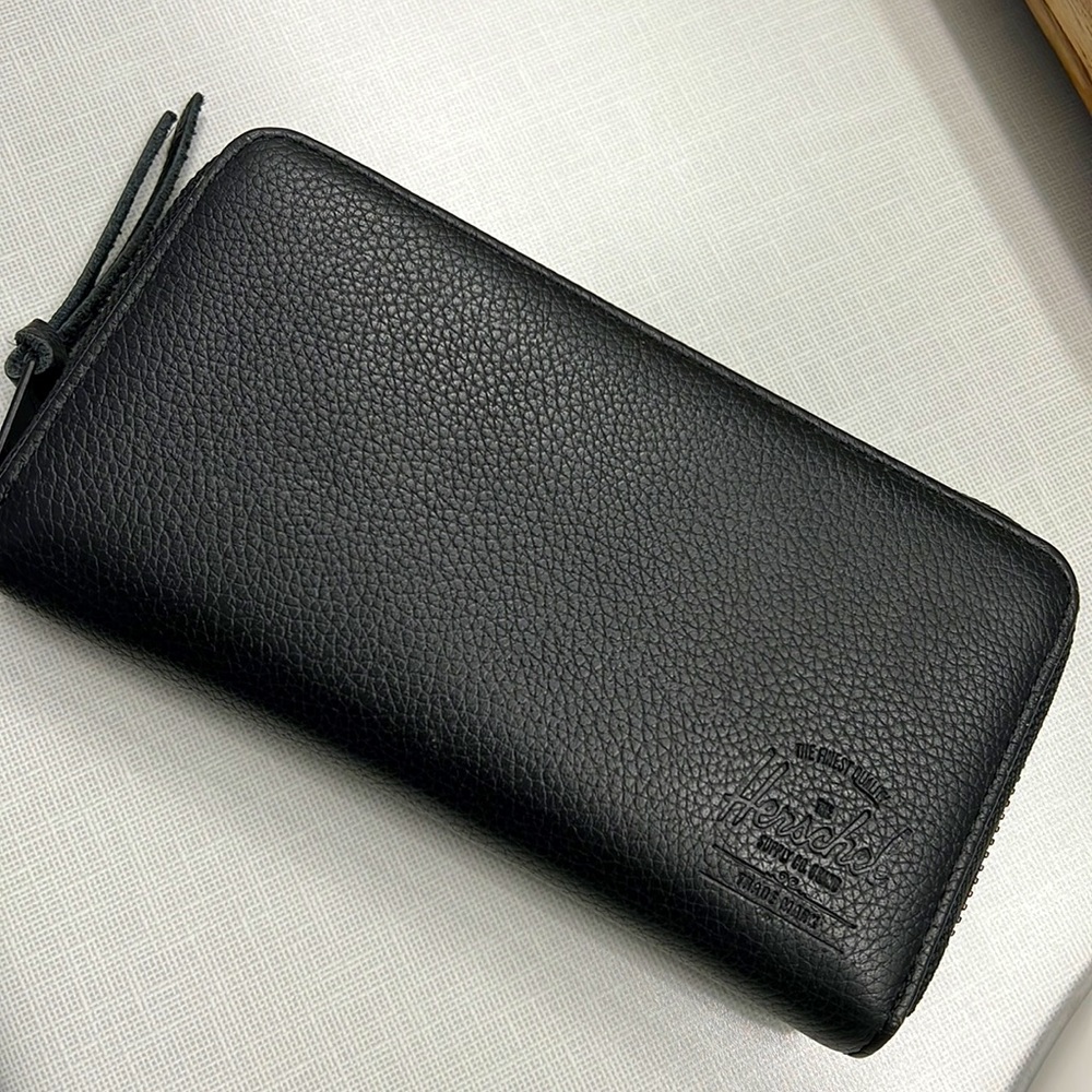 NWOT - Hershel Supply Co. (Thomas) brand black pebbled leather wallet